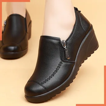 Новые весенне-осенние женские модные туфли-лодочки Женская повседневная обувь на танкетке из натуральной кожи для мамы на высоком каблуке