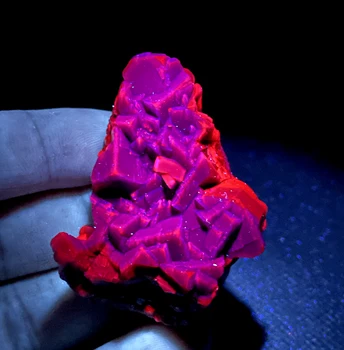 НОВИНКА! 100% Натуральный пакистанский красный флуоресцентный куб, черная роза, образцы минералов флюорит, Камни и кристаллы