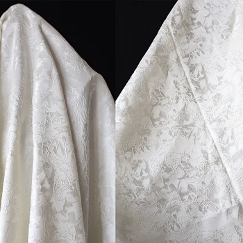 Ткань с жаккардовой текстурой, креативное пальто с белым растительным цветком, дизайнерская ткань Чонсам оптом для шитья своими руками, метры материала